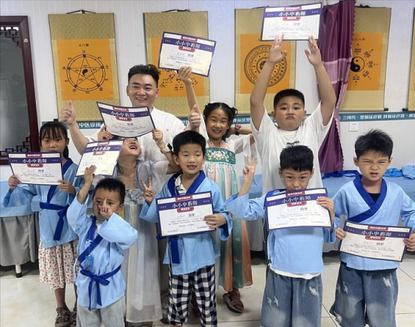 盈为国际 小手传承中医智慧：公益研学播撒健康种子